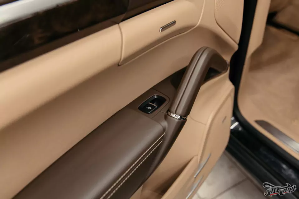 Комплексная химчистка салона и обработка кожи керамикой для Porsche Cayenne